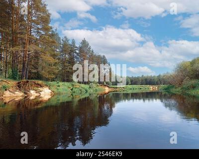 Esplorando la bellezza remota del fiume Volga superiore in Russia Foto Stock