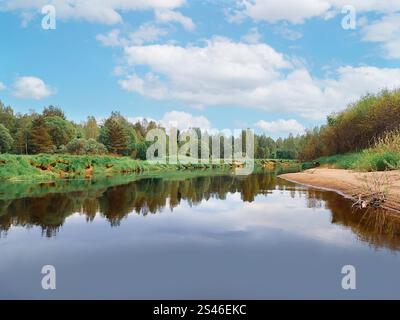 Esplorando la bellezza remota del fiume Volga superiore in Russia Foto Stock