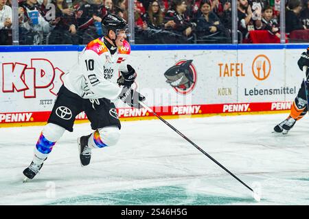 Germania. 10 gennaio 2025. Eishockey Penny-DEL 35.Spieltag Koelner Haie - Grizzlys Wolfsburg AM 10.01.2025 in der Lanxess Arena a Koeln Justin Schuetz ( Koeln ) Gemaess den Vorgaben der DEL Deutsche Eishockey Liga ist die Publikation und Weiterverwertung der Aufnahmen in elektronischen Medien und Endgeraeten aller Art waehrend des laufenden Spiessinicht. Foto: Revierfoto credito: ddp media GmbH/Alamy Live News Foto Stock