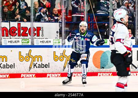 Iserlohn, Germania. 10 gennaio 2025. Torjubel, Jubel, Freude Brenden Troock (Iserlohn Roosters, #71), GER, Iserlohn Roosters vs. Nuernberg Ice Tigers, Eishockey, Penny-DEL, 35. Spieltag, Spielzeit 2024/2025, 10.01.2025, foto: Jonas Brockmann/Eibner-Pressefoto credito: dpa/Alamy Live News Foto Stock