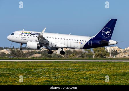 Lufthansa Airbus A320-271N (REG: D-AINY) con i titoli LoveHansa. Foto Stock