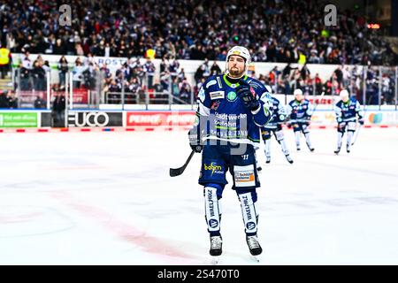 Torjubel, Jubel, Freude bei Torschütze Brenden Troock (Iserlohn Roosters, #71), GER, Iserlohn Roosters vs. Nuernberg Ice Tigers, Eishockey, Penny-DEL, 35. Spieltag, Spielzeit 2024/2025, 10.01.2025, foto: Jonas Brockmann/Eibner-Pressefoto Foto Stock