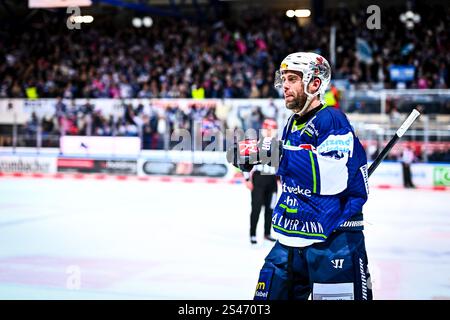 Torjubel, Jubel, Freude bei Torschütze Brandon Gormley (Iserlohn Roosters, #36), GER, Iserlohn Roosters vs. Nuernberg Ice Tigers, Eishockey, Penny-DEL, 35. Spieltag, Spielzeit 2024/2025, 10.01.2025, foto: Jonas Brockmann/Eibner-Pressefoto Foto Stock