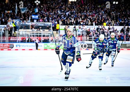 Torjubel, Jubel, Freude bei Torschütze Brandon Gormley (Iserlohn Roosters, #36), GER, Iserlohn Roosters vs. Nuernberg Ice Tigers, Eishockey, Penny-DEL, 35. Spieltag, Spielzeit 2024/2025, 10.01.2025, foto: Jonas Brockmann/Eibner-Pressefoto Foto Stock