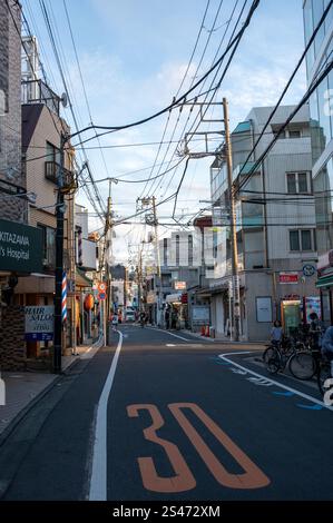Back Street nel quartiere Hipster di Shimokitazawa Tokyo Giappone Foto Stock