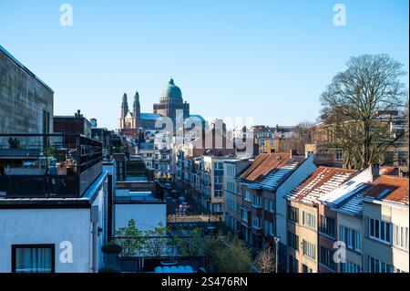 Terrazze e tetti ricoperti di neve in Avenue Paul De Merten a Jette, Bruxelles, regione capitale, 9 GENNAIO 2025 Foto Stock