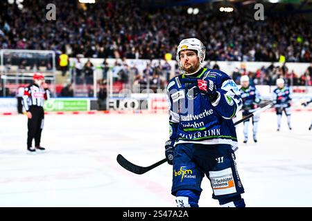 Iserlohn, Germania. 10 gennaio 2025. Torjubel, Jubel, Freude bei Torschütze Brenden Troock (Iserlohn Roosters, #71), GER, Iserlohn Roosters vs. Nuernberg Ice Tigers, Eishockey, Penny-DEL, 35. Spieltag, Spielzeit 2024/2025, 10.01.2025, foto: Jonas Brockmann/Eibner-Pressefoto credito: dpa/Alamy Live News Foto Stock