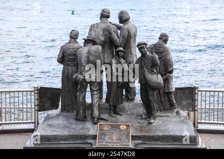 Detroit, Michigan, USA - 30 agosto 2020: Statua in bronzo Gateway to Freedom - International Memorial to the Underground Railroad situata a Hart Plaza Foto Stock