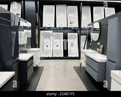 Kiev, Ucraina - 10 gennaio 2025: Uno showroom contemporaneo con eleganti lavandini da bagno, specchi e vasche da bagno in una disposizione organizzata. L'elegante de Foto Stock