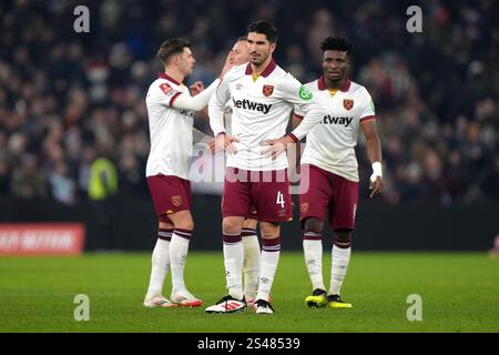 Carlos Soler (centro) e i compagni di squadra del West Ham United appaiono frustrati dopo il fischio finale nella partita del terzo turno della Emirates fa Cup a Villa Park, Birmingham. Data foto: Venerdì 10 gennaio 2025. Foto Stock