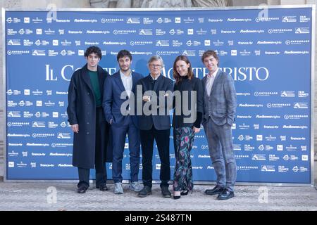 Roma, Italia. 10 gennaio 2025. Il cast partecipa al photocall della fiction "il Conte di Montecristo" a Palazzo Farnese a Roma (foto di Matteo Nardone/Pacific Press) crediti: Pacific Press Media Production Corp./Alamy Live News Foto Stock