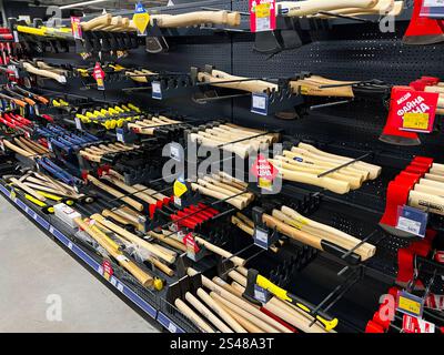 Kiev, Ucraina - 10 gennaio 2025: Una selezione di martelli e asce ordinatamente organizzati sugli scaffali dei negozi, pronti per l'acquisto. Foto Stock