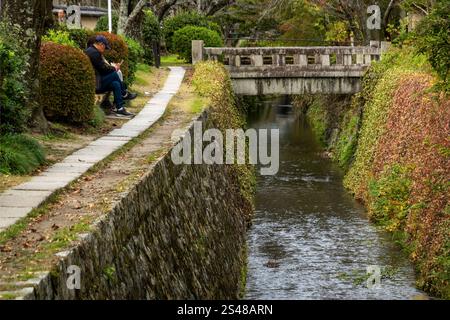 Il percorso del filosofo lungo un canale a Kyoto in Giappone Foto Stock