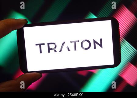 Polonia. 9 gennaio 2025. In questa immagine, il logo aziendale Traton viene visualizzato sullo schermo di uno smartphone. (Foto di Piotr Swat/SOPA Images/Sipa USA) *** esclusivamente per notizie editoriali **** credito: SIPA USA/Alamy Live News Foto Stock