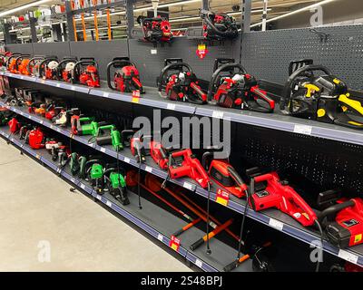 Kiev, Ucraina - 10 gennaio 2025: Varie motoseghe e utensili elettrici sono esposti sugli scaffali di un negozio al dettaglio, mostrando marchi e modelli diversi Foto Stock