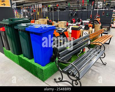 Kiev, Ucraina - 10 gennaio 2025: Interno di un negozio di ferramenta con cassoni, panchine e attrezzature da giardino in vendita. Foto Stock