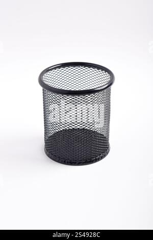 Scatola di matite colorate isolata su sfondo bianco. Porta penna cestello nero vuoto. Primo piano Foto Stock