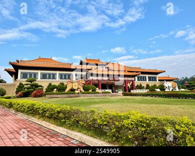 Esterno della sala frontale del Museo del Buddha di Fo Guang Shan nel quartiere Dashu di Kaohsiung a Taiwan. Foto Stock