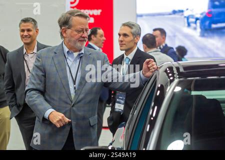 Detroit, Michigan, Stati Uniti. 10 gennaio 2025. Il senatore Gary Peters (D-Michigan) fece un tour al Detroit Auto Show del 2025. Crediti: Jim West/Alamy Live News Foto Stock