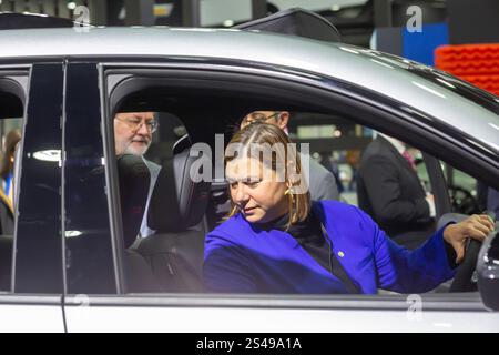 Detroit, Michigan, Stati Uniti. 10 gennaio 2025. La senatrice Elissa Slotkin (D-Michigan) fece un tour al Detroit Auto Show del 2025. Crediti: Jim West/Alamy Live News Foto Stock