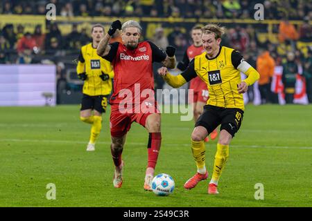 Dortmund, Germania. 10 gennaio 2025. Dortmund, Germania, 10 gennaio 2025: Duello tra Robert Andrich (8 Leverkusen) e Julian Brandt (10 Dortmund) durante la partita di calcio 1.Bundesliga tra Borussia Dortmund e Bayer 04 Leverkusen al Signal Iduna Park di Dortmund, Germania Philipp Kresnik (Philipp Kresnik/SPP) credito: SPP Sport Press Photo. /Alamy Live News Foto Stock