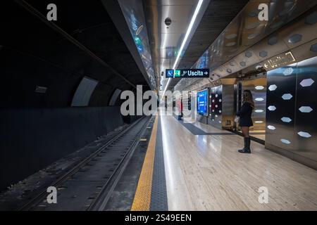 Stazione Duomo della metropolitana di Napoli, Italia Napoli, Italia - 12 dicembre 2024: La piattaforma della stazione della metropolitana Duomo, linea 1 del trasporto ferroviario pubblico della città. Napoli NA Italia Copyright: XGennaroxLeonardix Foto Stock