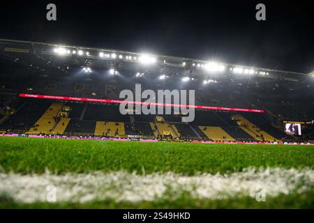 DORTMUND, GERMANIA - 10 GENNAIO 2025: ++ - partita di calcio del Borussia Dortmund vs Bayer 04 Leverkusen al Signal Iduna Park Foto Stock