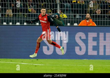 Dortmund, Germania. 10 gennaio 2025. Patrik Schick del Bayer 04 Leverkusen celebra il punteggio ottenuto durante la partita di prima divisione della Bundesliga tra il Borussia Dortmund e il Bayer 04 Leverkusen a Dortmund, Germania, 10 gennaio 2025. Crediti: Joachim Bywaletz/Xinhua/Alamy Live News Foto Stock