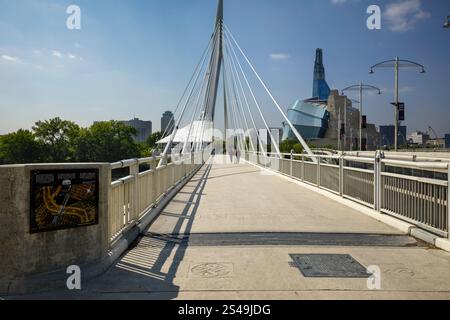 Ponte pedonale Esplanade Riel che attraversa il Red River nel centro di Winnipeg, Manitoba, Canada Foto Stock