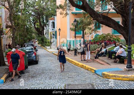 San Juan, Porto Rico - 25 febbraio 2018: Turisti che si riuniscono intorno a Plaza de la Catedral (Plaza della Cattedrale) di fronte alla Cattedrale di San Juan Bauti Foto Stock