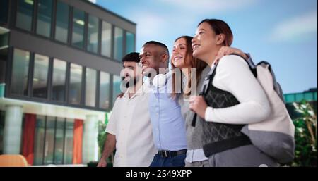 Happy University Friends Together fuori dall'edificio del campus Foto Stock