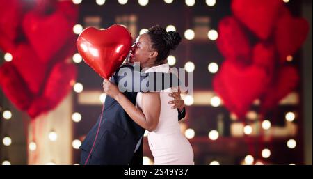 In Love: A Romantic Day at Home for Valentine's - Una giovane coppia che festeggia Foto Stock