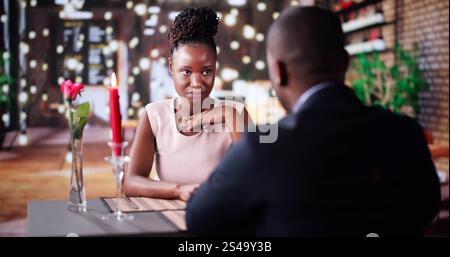 Coppia romantica di consumare la cena presso il ristorante Foto Stock