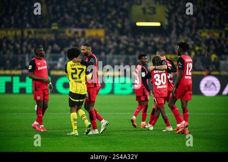 DORTMUND, GERMANIA - 10 GENNAIO 2025: + - partita di calcio del Borussia Dortmund contro Bayer 04 Leverkusen al Signal Iduna Park Foto Stock