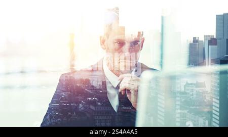Uomo d'affari, computer e doppia esposizione in città con il pensiero, la ricerca online ed economica. Trader, investitore aziendale e tecnologia in città per Foto Stock