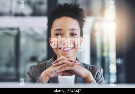 Professionale, sorriso e ritratto di una donna d'affari in carica con report sui ricavi, i profitti o i dividendi aziendali. Felice, orgoglioso e analista finanziaria donna Foto Stock