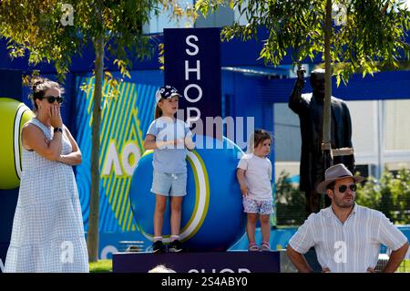 Melbourne, Australia. 11 gennaio 2025. Le persone sono viste al Melbourne Park di Melbourne, Australia, 11 gennaio 2025. Il principale sorteggio degli Australian Open 2025 va dal 12 al 26 gennaio. Credito: Ma Ping/Xinhua/Alamy Live News Foto Stock