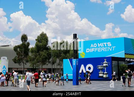 Melbourne, Australia. 11 gennaio 2025. Le persone sono viste al Melbourne Park di Melbourne, Australia, 11 gennaio 2025. Il principale sorteggio degli Australian Open 2025 va dal 12 al 26 gennaio. Credito: Ma Ping/Xinhua/Alamy Live News Foto Stock