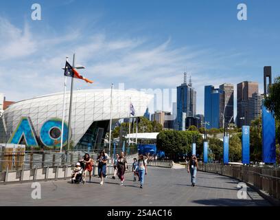 Melbourne, Australia. 11 gennaio 2025. Le persone sono viste al Melbourne Park di Melbourne, Australia, 11 gennaio 2025. Il principale sorteggio degli Australian Open 2025 va dal 12 al 26 gennaio. Credito: Ma Ping/Xinhua/Alamy Live News Foto Stock