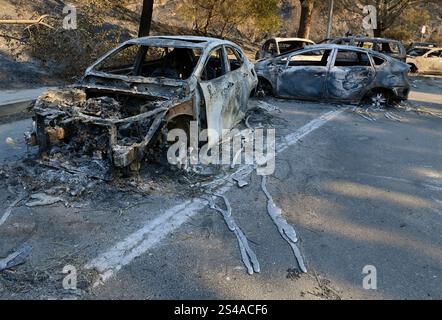 Los Angeles, Stati Uniti. 10 gennaio 2025. Le auto abbandonate, fuse dal calore dell'incendio, si vedono sul Sunset Boulevard a Pacific Palisades a Los Angeles venerdì 10 gennaio 2025. Foto di Jim Ruymen/UPI credito: UPI/Alamy Live News Foto Stock