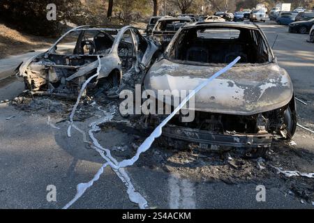 Los Angeles, Stati Uniti. 10 gennaio 2025. Le auto abbandonate, fuse dal calore dell'incendio, si vedono sul Sunset Boulevard a Pacific Palisades a Los Angeles venerdì 10 gennaio 2025. Foto di Jim Ruymen/UPI credito: UPI/Alamy Live News Foto Stock