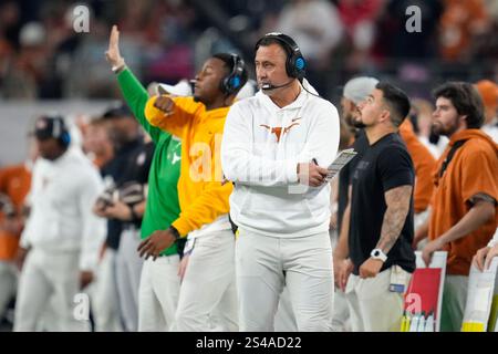 Allenatore Steve Sarkisian (Texas Longhorns) USA, Texas Longhorns vs Ohio State Buckeyes, football universitario, Cotton Bowl Classic CFP semifinale 10.01.2025 foto: Eibner-Pressefoto/Scott Coleman Foto Stock