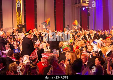 Colonia, Germania. 10 gennaio 2025. I festeggiatori del Carnevale celebrano il tradizionale proclama del triumvirato di Colonia a Colonia, in Germania, il 10 gennaio 2025. (Foto di Ying Tang/NurPhoto)0 credito: NurPhoto SRL/Alamy Live News Foto Stock