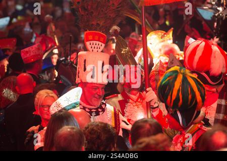 Colonia, Germania. 10 gennaio 2025. Bauer Michael festeggia con la folla durante la tradizionale proclamazione triumvirale di Colonia a Colonia, in Germania, il 10 gennaio 2025. (Foto di Ying Tang/NurPhoto) credito: NurPhoto SRL/Alamy Live News Foto Stock
