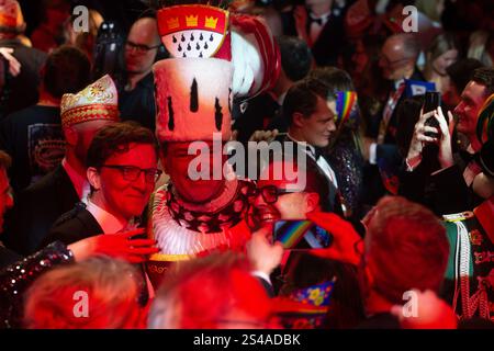 Colonia, Germania. 10 gennaio 2025. Bauer Michael festeggia con la folla durante la tradizionale proclamazione triumvirale di Colonia a Colonia, in Germania, il 10 gennaio 2025. (Foto di Ying Tang/NurPhoto) credito: NurPhoto SRL/Alamy Live News Foto Stock