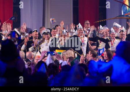 Colonia, Germania. 10 gennaio 2025. I festeggiatori del Carnevale celebrano il tradizionale proclama del triumvirato di Colonia a Colonia, in Germania, il 10 gennaio 2025. (Foto di Ying Tang/NurPhoto)0 credito: NurPhoto SRL/Alamy Live News Foto Stock