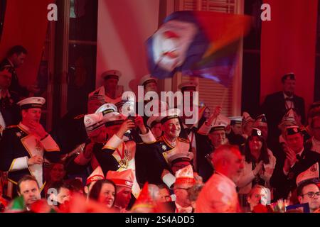 Colonia, Germania. 10 gennaio 2025. I festeggiatori del Carnevale celebrano il tradizionale proclama del triumvirato di Colonia a Colonia, in Germania, il 10 gennaio 2025. (Foto di Ying Tang/NurPhoto)0 credito: NurPhoto SRL/Alamy Live News Foto Stock