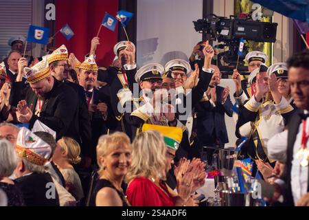 Colonia, Germania. 10 gennaio 2025. I festeggiatori del Carnevale celebrano il tradizionale proclama del triumvirato di Colonia a Colonia, in Germania, il 10 gennaio 2025. (Foto di Ying Tang/NurPhoto)0 credito: NurPhoto SRL/Alamy Live News Foto Stock