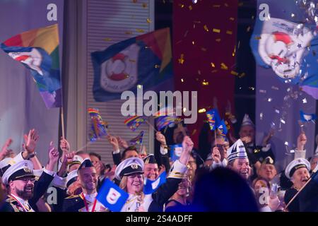 Colonia, Germania. 10 gennaio 2025. I festeggiatori del Carnevale celebrano il tradizionale proclama del triumvirato di Colonia a Colonia, in Germania, il 10 gennaio 2025. (Foto di Ying Tang/NurPhoto)0 credito: NurPhoto SRL/Alamy Live News Foto Stock