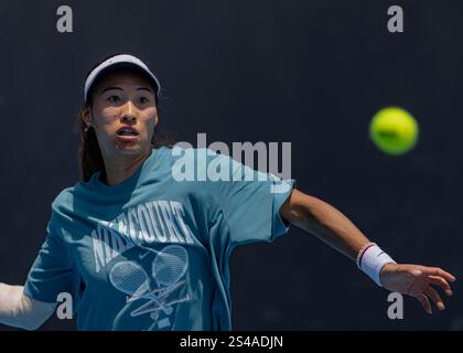 Melbourne, Australia. 11 gennaio 2025. Zheng Qinwen della Cina partecipa ad una sessione di allenamento durante l'Australian Open Tennis Tournament a Melbourne, Australia, 11 gennaio 2025. Crediti: Chu Chen/Xinhua/Alamy Live News Foto Stock